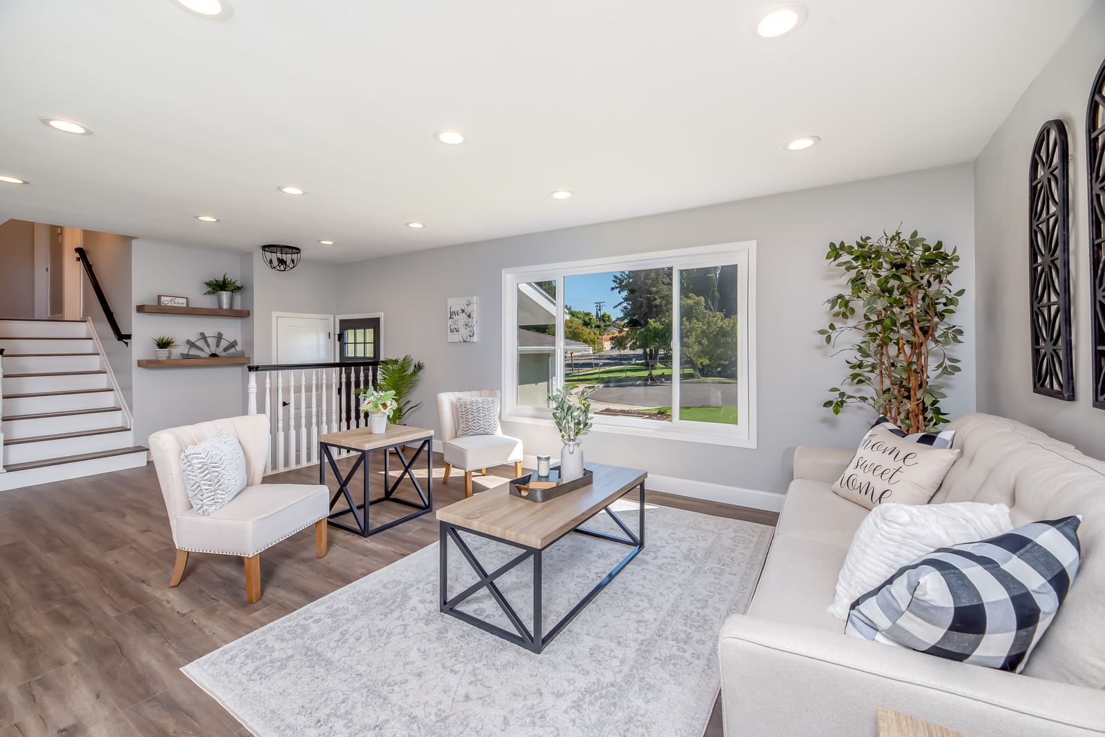 A bright, beautifully kept Main Line living room